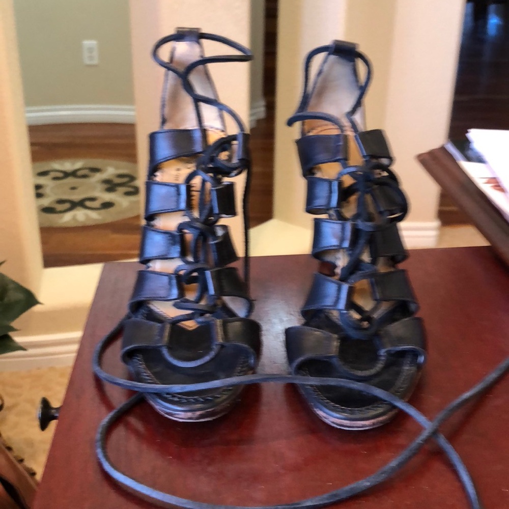 Woman’s black heeled laced shoes